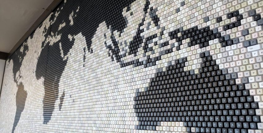 Un mural con el mapa del mundo construido con teclas de cientos de teclados reciclados